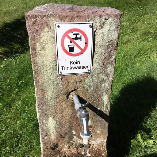 A sign that says: Not drinkable water.