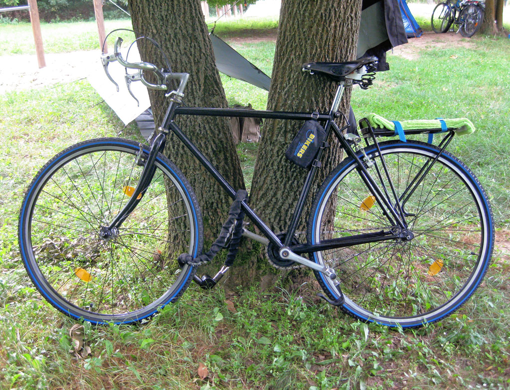 A black commuter bike.